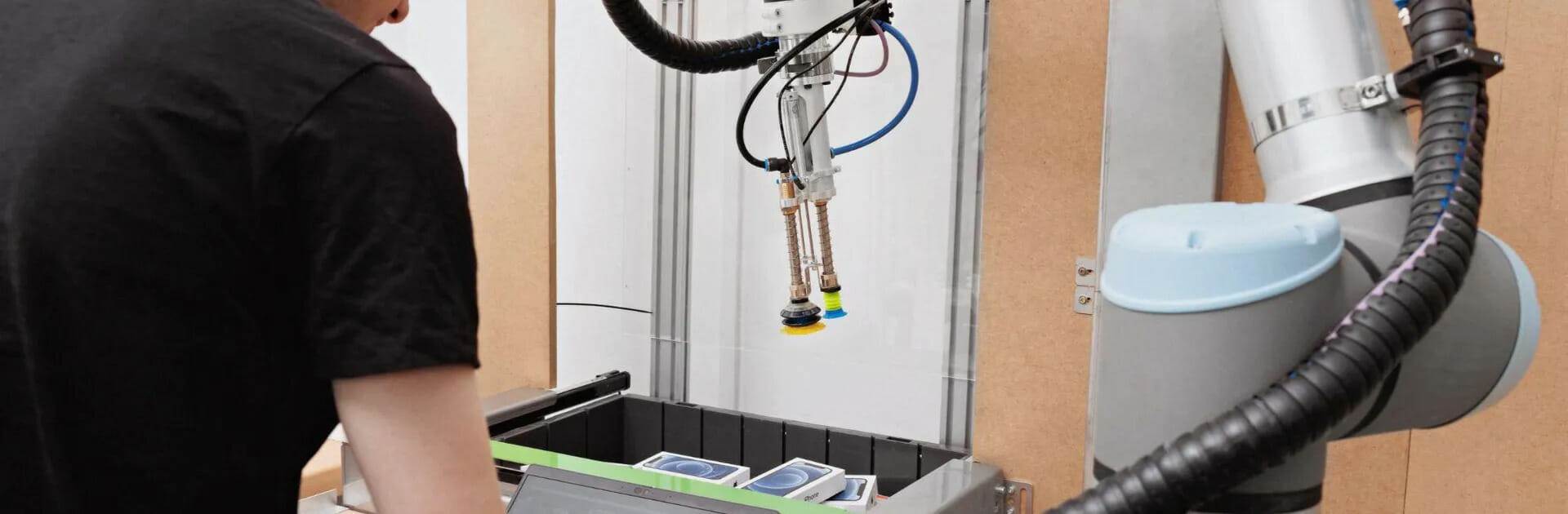 Ein Nomagic-Roboter. Nahaufnahme des Greifers.