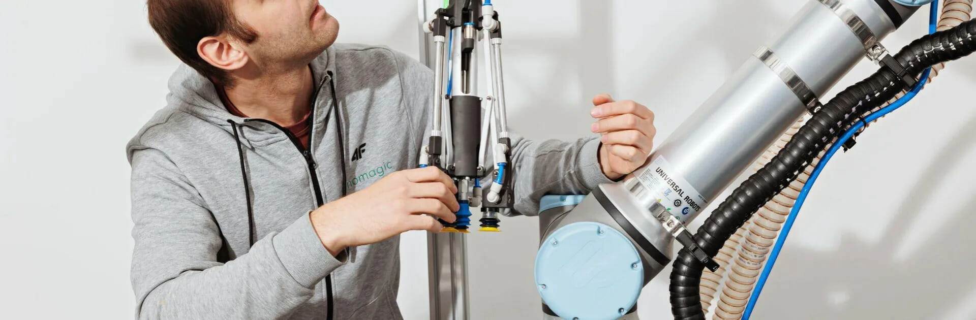 Ein nomagischer Ingenieur mit einem nomagischen Roboter