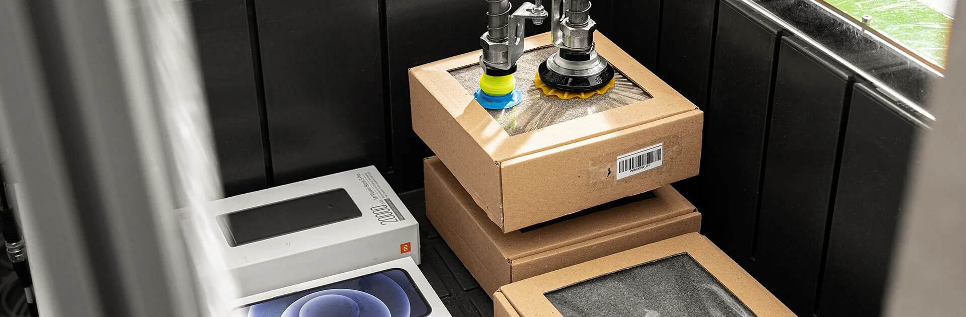 Ein Nomagic-Roboter hebt eine Kiste auf