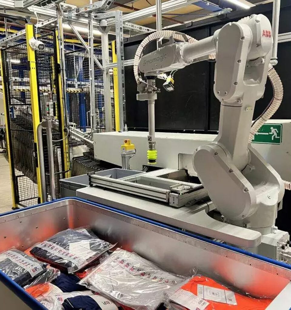 Nomagic robot at Fiege