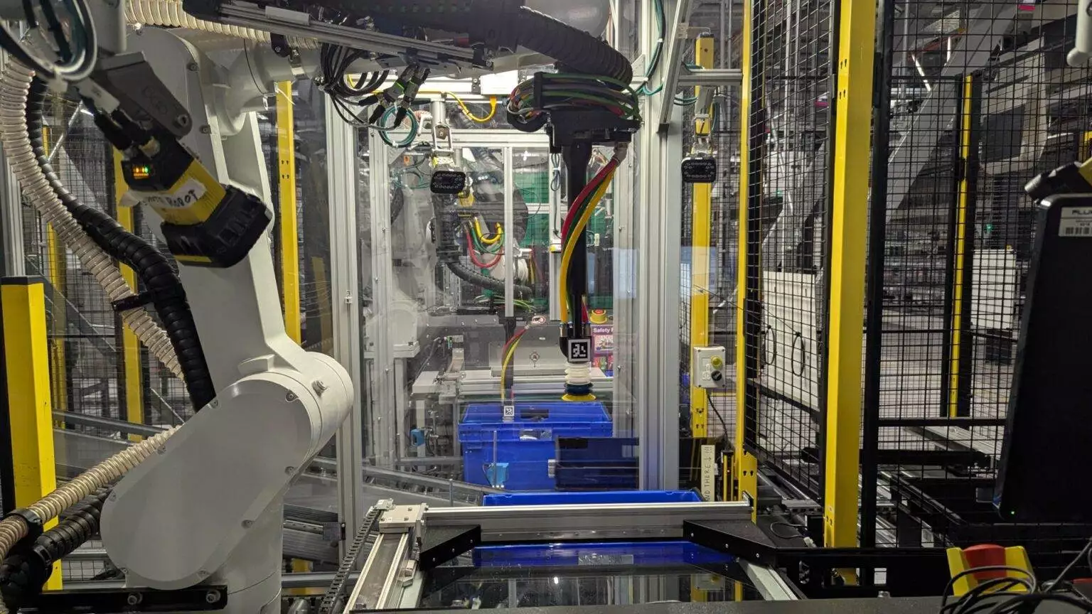 Jak roboty wspomagane sztuczną inteligencją zmieniają wydajność magazynów w 2025 roku