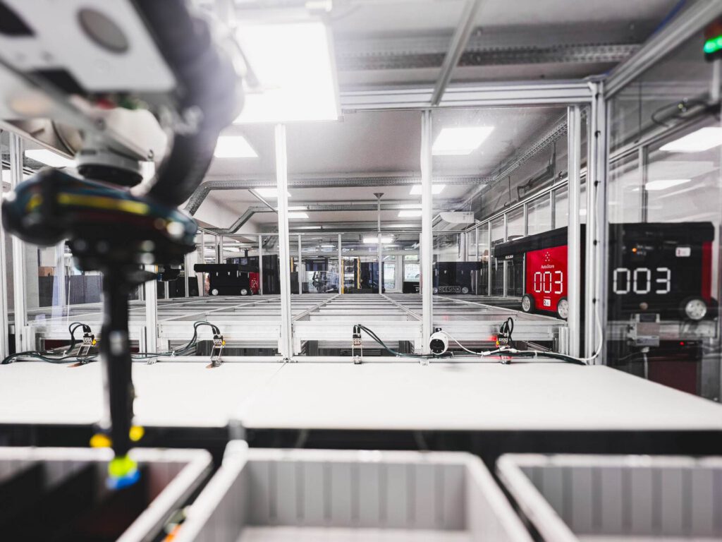 Ein Nomagischer Roboter über der Kommissionierbox