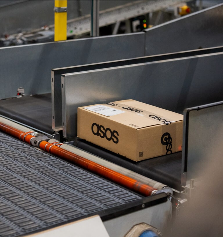 Przesyłka Asos na taśmie w magazynie, przedstawiająca rozwiązanie Nomagic Spot
