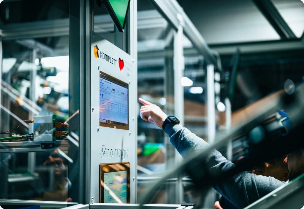 Ręka wskazująca na ekran sterowania Nomagic