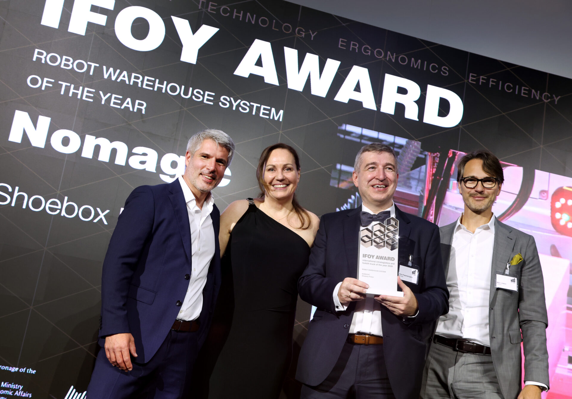 Nomagic gana el premio IFOY 2026 por su máquina para recoger cajas de zapatos, marcando un hito en la automatización de almacenes para la distribución de moda y calzado.